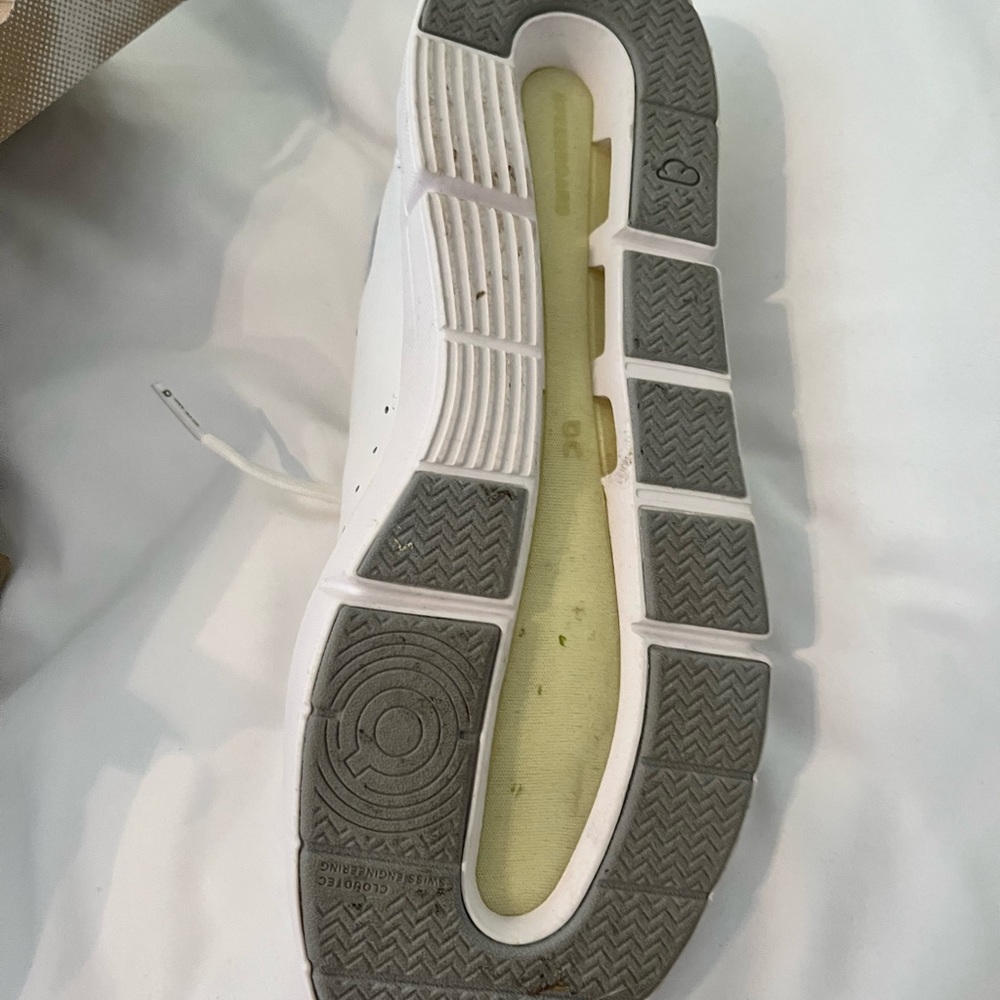 On cloud shoes size 7.5